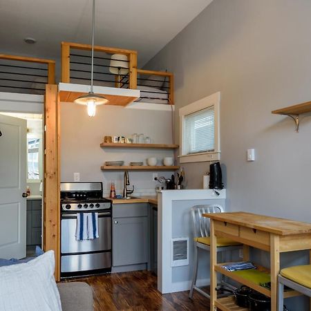 Tiny House By Kabino Mini Modern Tiny Home Heart Of Green Lake Pet Friendly Wifi Loft Up Ladder Plus Sleeper Sofa Seattle Esterno foto