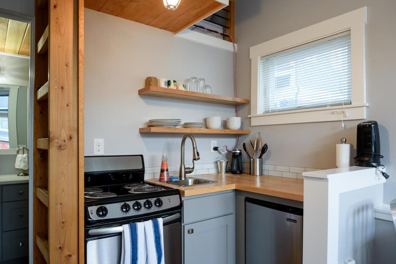 Tiny House By Kabino Mini Modern Tiny Home Heart Of Green Lake Pet Friendly Wifi Loft Up Ladder Plus Sleeper Sofa Seattle Esterno foto