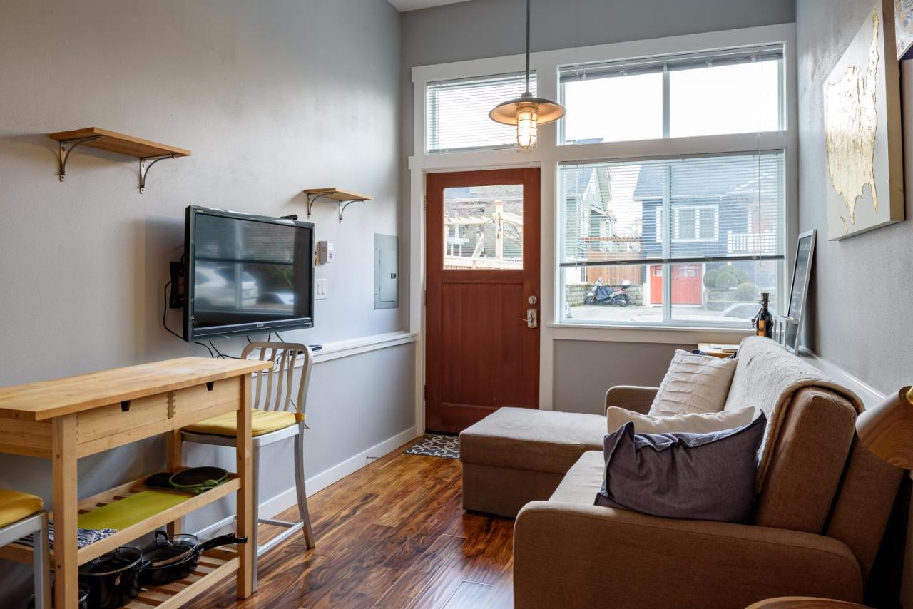 Tiny House By Kabino Mini Modern Tiny Home Heart Of Green Lake Pet Friendly Wifi Loft Up Ladder Plus Sleeper Sofa Seattle Esterno foto