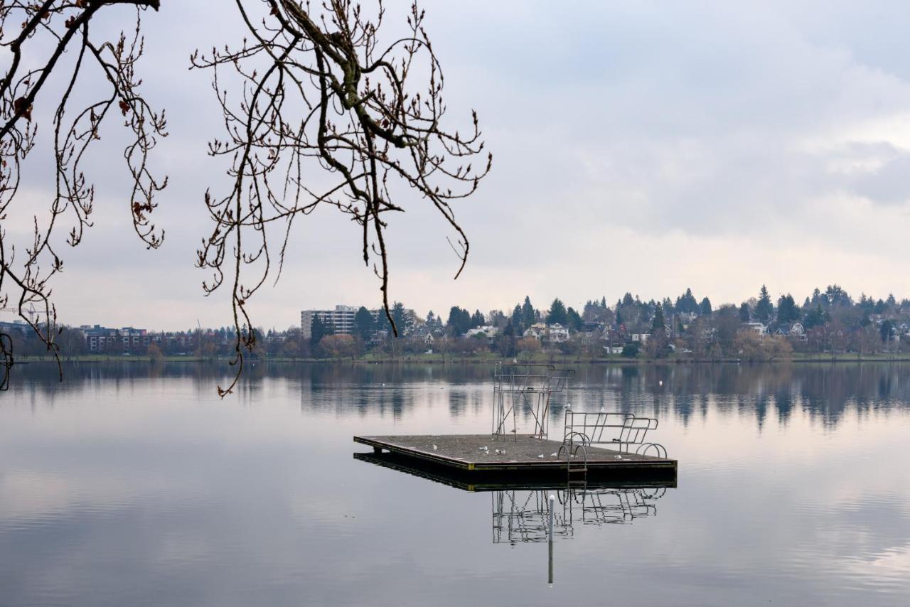 Tiny House By Kabino Mini Modern Tiny Home Heart Of Green Lake Pet Friendly Wifi Loft Up Ladder Plus Sleeper Sofa Seattle Esterno foto