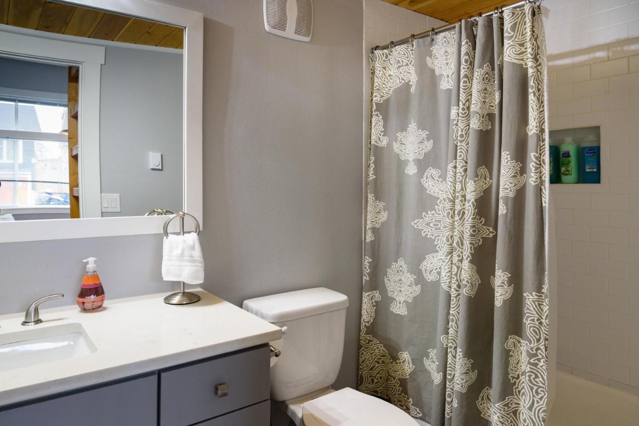 Tiny House By Kabino Mini Modern Tiny Home Heart Of Green Lake Pet Friendly Wifi Loft Up Ladder Plus Sleeper Sofa Seattle Esterno foto
